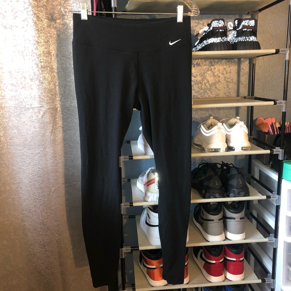 LIKE NEW NIKE LEGGINGS
